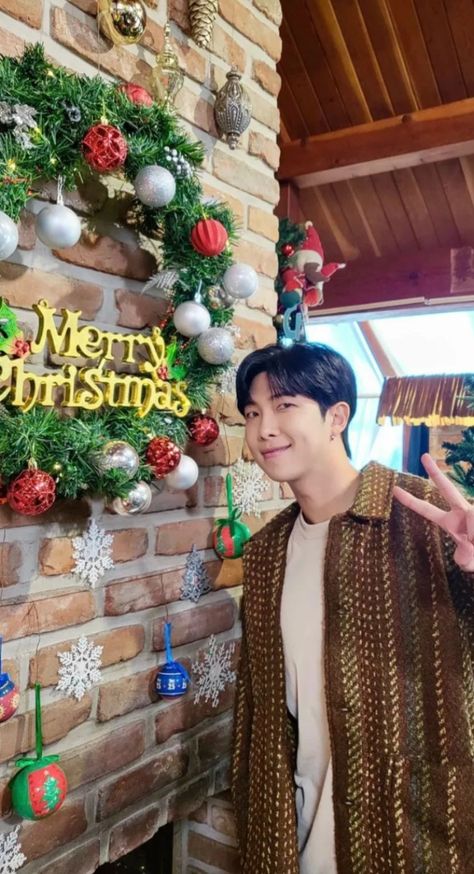 Merry Christmas Wallpaper, Married Christmas, Insta Profile Pic, London Photography, Bts Book, Christmas Wallpaper, Bts Photo, Bts Pictures, Kim Seokjin