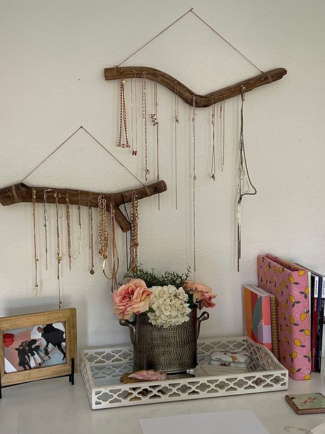 Stick Necklace Holder, Necklace Hanger Diy, Branch Jewelry Holder, Diy Jewelry Wall, Diy Necklace Holder, Organizing Jewelry, Tree Branch Wall Decor, Ideas For Organizing, Makeover Bedroom