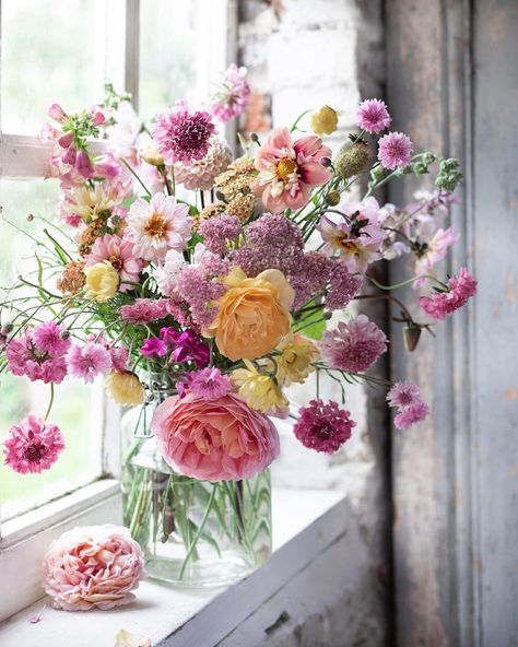 Flowers, Quotes and Beautiful Things ~ 𝒲𝑒𝑒𝓀𝑒𝓃𝒹 𝐹𝒶𝓋𝑜𝓇𝒾𝓉𝑒𝓈 | Cool Chic Style Fashion Spring Table Flowers, Loose Flower Arrangements, Floral Arrangements Colorful, Flowers In Glass Jars, Colourful Floral Arrangements, August Flower Arrangements, Garden Party Floral Arrangements, Limelight Hydrangea Arrangement, Summer Flowers Arrangements