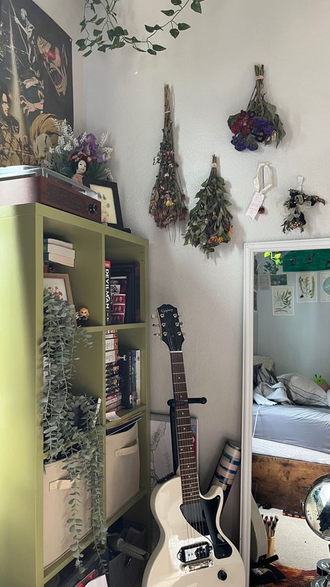 room with plants guitar indie boho green aesthetic forest Green Music Room, Retro Room Decor 70s, Indie Apartment Aesthetic, Green Music Aesthetic, Science Bedroom Decor, Green Aesthetic Forest, Science Bedroom, Nya Core, Green Room Ideas Bedroom