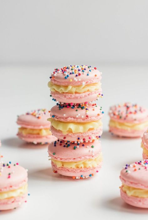 Raspberry Lemon Macarons || Good Things Baking Co. Lemon Macarons, French Cookies, Gooey Cookies, Macaroon Recipes, Macaron Recipe, Raspberry Lemonade, Lemon Raspberry, Almond Recipes, Macaroons