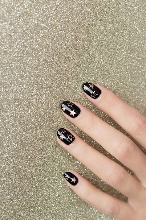 Black Gold Star Nails, 40th Bday Nails, Black And Gold Star Nails, Black Nails With Stars, Black Star Nails, Stars Nails, Nails Grunge, Star Nail Designs, Pointy Nails