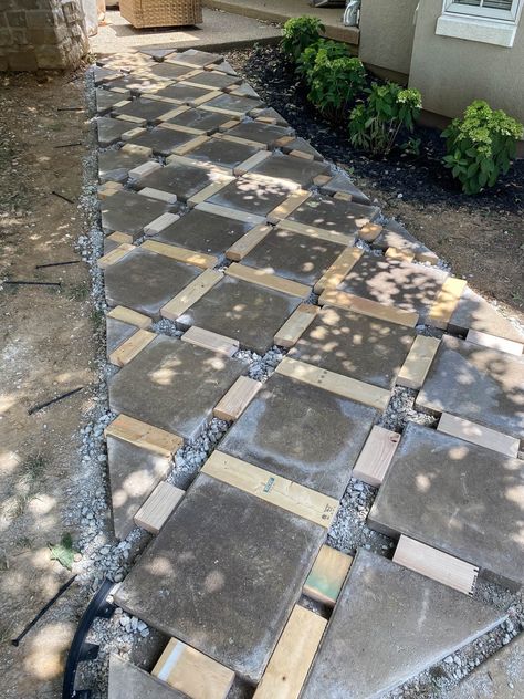 Paver Walkway Diy, Concrete Pavers Walkway, Paver Path, Pavers Diy, Paver Designs, Walkway Landscaping, Concrete Walkway, Paver Walkway, Walkways Paths