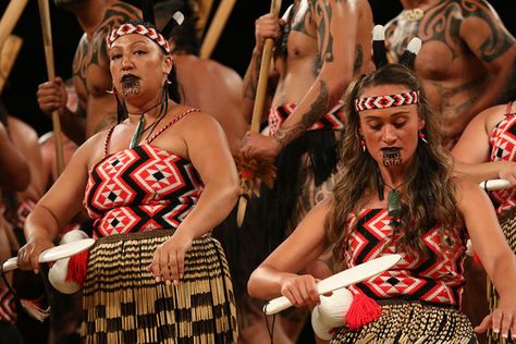 kapa haka at the Merrie Monarch ho'ike, 2014. The women have poi at their side, and are here shown holding meré.  #maori #aotearoa #merriemonarch #haka #polynesia #folkdance #tradition #culture #dance Kapa Haka, Maori Culture, Māori Culture, Maori Art, Folk Dance, White Cloud, Prop Design, New Zealand, Hawaii