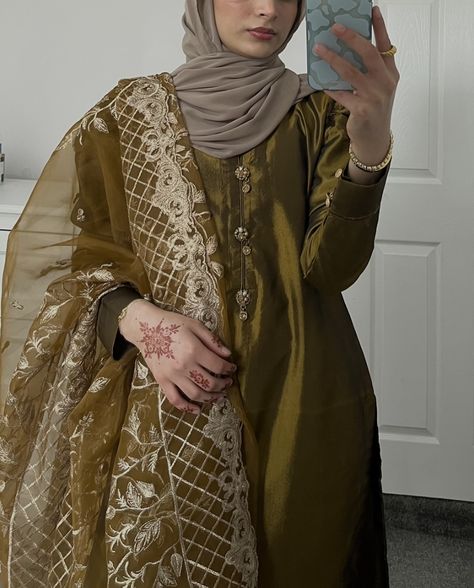 Mirror selfie of girl with gold pakistani outfit and blue phone case, looks aesthetic in pakistani outfit, face is not showing Desi Outfit With Hijab, Hijab With Desi Clothes, Eid Preparation, Eid Outfits Pakistani, Eid Outfit Ideas, Eid Looks, Hijab Trends, Pakistani Fashion Casual, Desi Fashion Casual