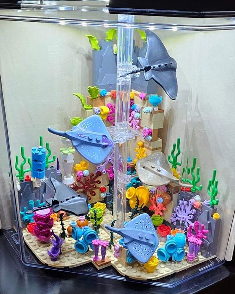 Aquarium Lego Set, Fun Lego Sets, Super Mario Lego Display Ideas, Lego Aquarium Ideas, Lego Fish Bowl, Diy Lego Builds, Things To Make Out Of Legos, Aesthetic Lego Sets, Cute Legos