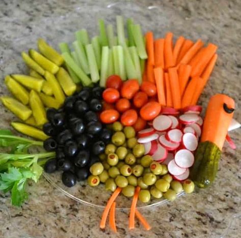 Thanksgiving Vegetable Tray, Thanksgiving Entertainment, Thanksgiving Boards, Creative Vegetables, Turkey Vegetable Tray, Turkey Veggie Platter, Thanksgiving Veggie Tray, Turkey Veggie Tray, Thanksgiving Vegetable