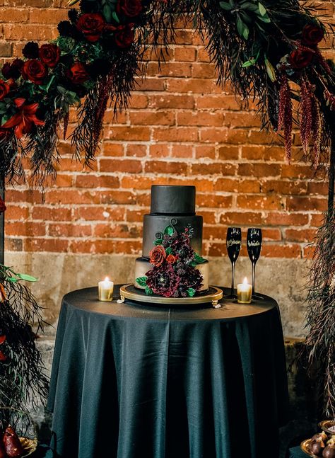 Romantic Halloween, Dark Romantic Wedding, Theme Green, Halloween Date, Wedding Thanks, Romantic Photos Couples, Enchanted Wedding, Goth Wedding, Dark Romantic