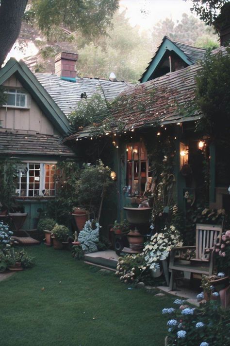 Pretty Cottage House, Cottagecore Cottage Exterior, Cosy Home Exterior, Witch Cottage Aesthetic Interior, Cottage Core Yard, Witchy Cottage Exterior, Melissa Core Aesthetic, Cottage Core Home Aesthetic, Witchy House Exterior