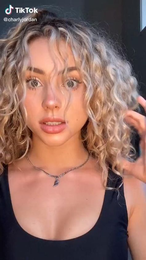 Light Blonde Curly Hair, Curly Blonde Girl, Short Curly Blonde Hair, Short Blonde Curly Hair, Curly Blonde Hair, Charly Jordan, Highlights Curly Hair, Blonde Curly Hair, Colored Curly Hair