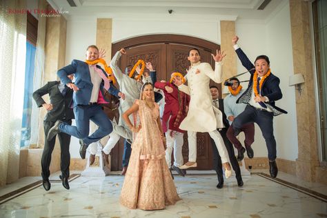 Brothers Photoshoot, November Photoshoot, Sister Wedding Pictures, Funny Wedding Poses, Bridesmaids Photoshoot, Bride Shots, Bride And Bridesmaid Pictures, Indian Wedding Pictures, Bridesmaid Poses