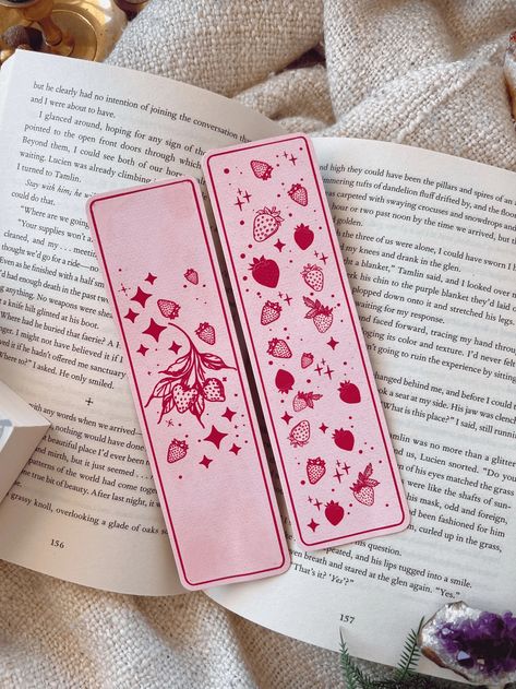 Cottage Core Bookmark, Bookmark Graphic Design, Cute Bookmark Designs, Bookmark Doodles, Marque Page Aesthetic, Home Made Bookmarks, Book Mark Designs, Scrapbook Bookmarks, Book Mark Design