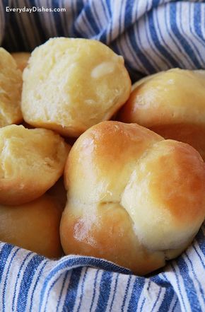 Clover-shaped yeast dinner rolls recipe Making Yeast, Yeast Dinner Rolls Recipe, Yeast Dinner Rolls, No Yeast Dinner Rolls, Baked Rolls, Yeast Rolls, Dinner Rolls Recipe, Everyday Dishes, Yeast Bread