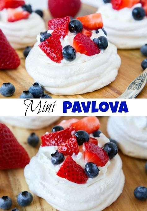 Mini Meringues Recipe, Pavlova Board, Individual Pavlova, Mini Pavlova Recipe, Pavlova Cake, Fresh Whipped Cream, Mini Pavlova, Meringue Desserts, Pavlova Recipe