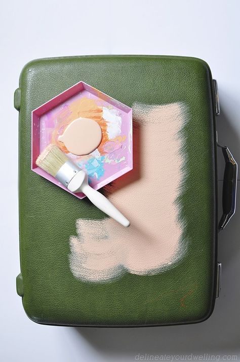 Suitcase Upcycle, Painted Luggage, Suitcase Makeover, Decoupage Suitcase, Luggage Painting, Suitcase Ideas, Painted Suitcase, Repurpose Projects, Suitcase Decor