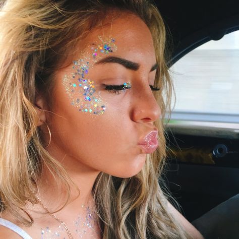 Face Glitter Ideas Festival, Hippie Carnaval, Coldplay Concert Outfit, Edc Makeup, 2022 Costumes, Carnaval Make-up, Glitter Face Paint, Festival Eye Makeup, Music Festival Makeup