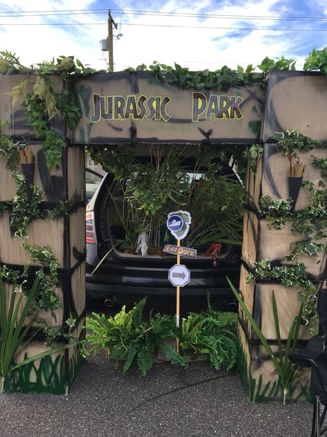 Jurassic Park theme trunk or treat Diy Jurassic Park, Fête Jurassic Park, Jurassic Park Theme, Trunker Treat Ideas, Festa Jurassic Park, Jurassic Park Birthday Party, Jurassic Park Party, Jurassic Park Birthday, Trunk Or Treat Ideas