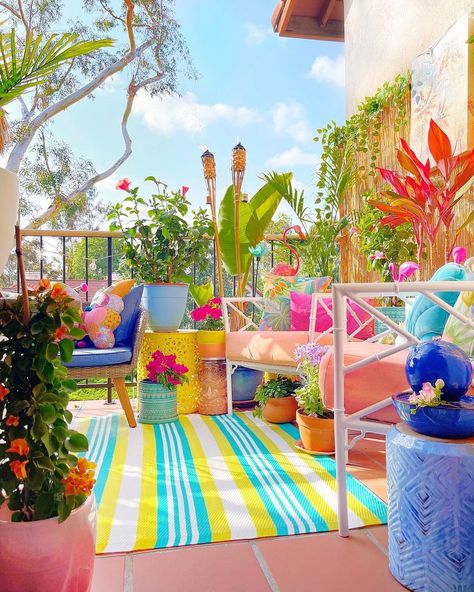 Beach Patio Decorating Ideas, Colorful Outdoor Decor, Patio Oasis Ideas, Lake Deck, Colorful Outdoor Furniture, Tropical Patio, Deck Seating, Colorful Patio, Colorful Apartment