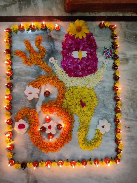 Shivling Flower Decoration, Rudrabhishek Decoration, Shiva Decoration Ideas, Floral Rangoli Designs Flower, Om Rangoli, Flower Rangoli Designs Creativity, Mahadev Rangoli, Shivling Shringar, Ganapati Rangoli