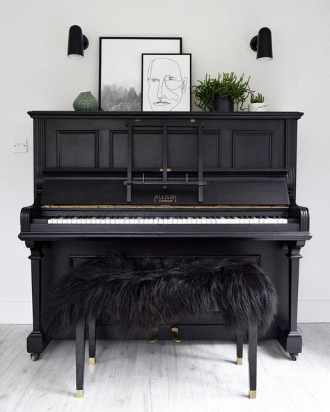 Piano Makeover, Piano Room Decor, Piano Living Rooms, Piano Lounge, Painted Piano, Painted Pianos, Piano Decor, Small Space Interior Design, Black Piano