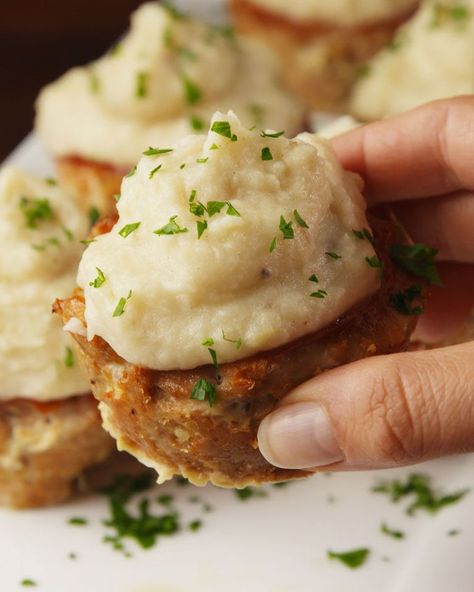 Muffin-Tin Turkey Meatloaf With Garlic Mashed Potatoes Turkey Receipe, Turkey Sausage Meatballs, Healthy Mashed Potatoes, Ground Turkey Stuffed Peppers, Ground Turkey Recipes Easy, Ground Turkey Meatballs, Ground Turkey Recipes Healthy, Turkey Meatloaf Recipes, Tin Recipes