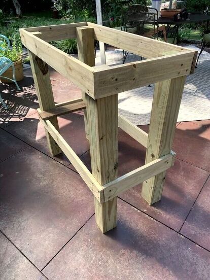 Outdoor Work Table, Garden Work Table, Projects With Scrap Wood, Garden Table Setting, Garage Trellis, Diy Garden Table, Potting Bench Ideas, Small Garden Table, Diy Potting Bench