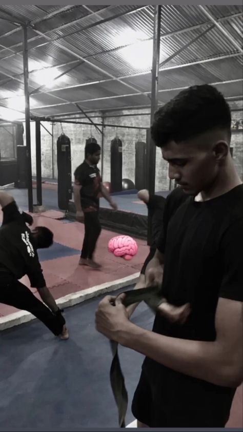 Football Box, Latihan Kardio, Abstract Wallpaper Backgrounds, Punching Bag, Boxing Workout, Workout Pictures, Photo To Video, Food Snapchat, Safe Place