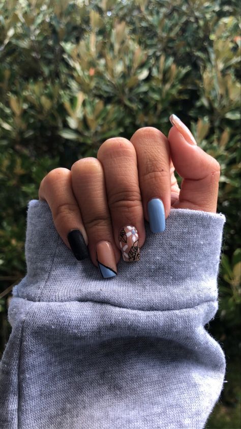 blue black and white nails with an accent nail with flowers and leaves Black Nails With Blue Accent Nail, Nails With Blue Accent, Nails With An Accent Nail, Blue Black And White Nails, Nail With Flowers, Nails With Blue, Black And White Nails, Black Homecoming Dress, Accent Nail