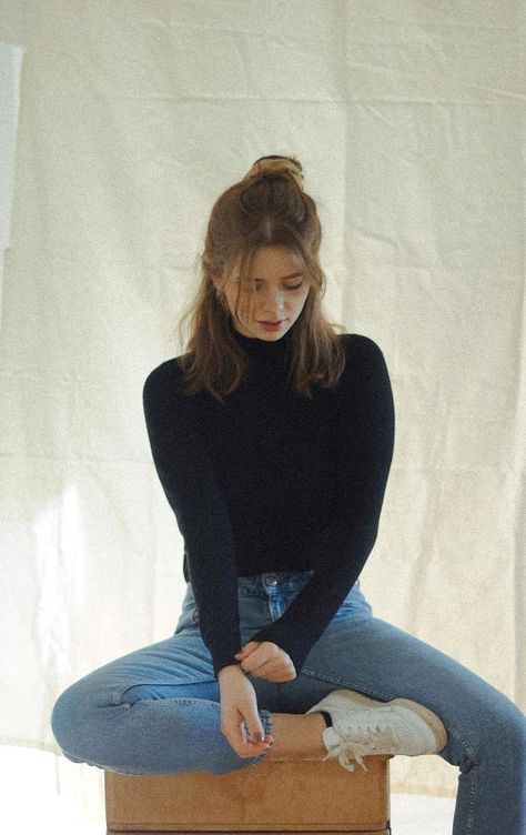 Jeans With Turtleneck Outfit, Turtleneck Long Sleeve Outfit, Fitted Black Turtleneck Outfit, Black Turtle Neck And Jeans Outfit, Black Sweater Turtleneck Outfit, Styling Black Turtleneck Outfit, Jeans And Black Turtleneck Outfit, Black Mock Turtleneck Outfit, Turtleneck Under Sweater Outfit