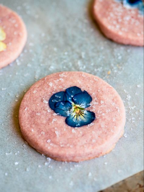 Pansy Cookies, Strawberry Shortbread Cookies, Strawberry Shortbread, Girls Dinner, Spring Baking, Pink Cookies, Dried Berries, Shortbread Cookie Recipe, Strawberry Cookies