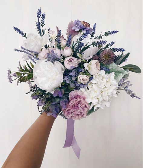 Lilac Bridesmaids, Red Roses Centerpieces, Lavender Wedding Bouquet, Lavender Bridal Bouquet, Bouquet Lavender, Hydrangea Bouquet Wedding, Lilac Bridesmaid, Lilac Bouquet, Flowers Lavender