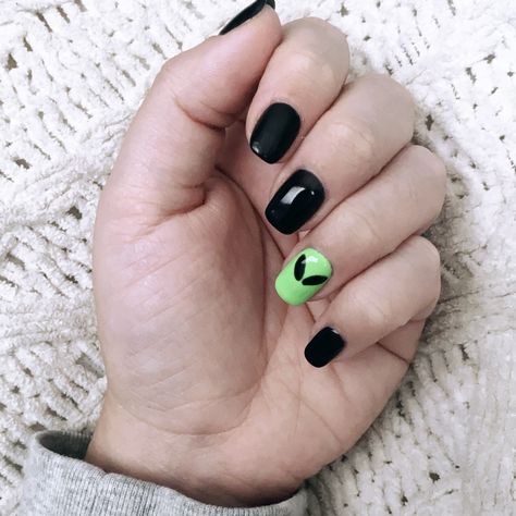 Alien Gel Nails, Alien Nails Short, Short Space Nails, Alien Theme Nails, Alien Manicure, Simple Nail Designs Green, Insect Nail Art, Nails No Chip, Short Painted Nails