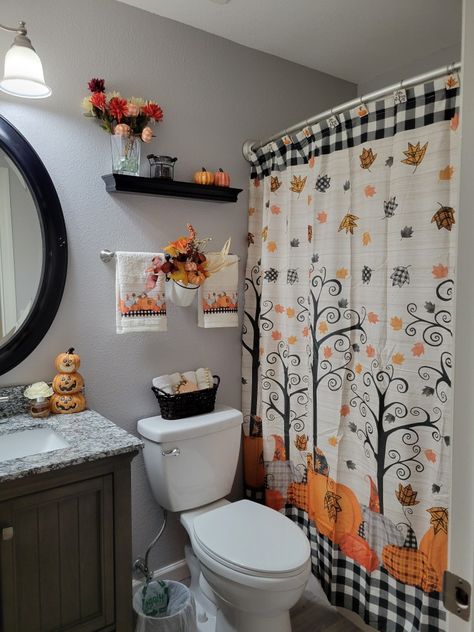 Small Patio Fall Decorating Ideas, Rust Bedroom, Autumn Bathroom Decor, Basement Patio, Bathroom Halloween, Fall Bathroom Decor Ideas, Fall Apartment Decor, Autumn Candles, Halloween Bathroom Decor