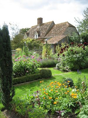 Cottage Garden Design, English Cottage Garden, English Country Gardens, Garden Types, Dream Cottage, Have Inspiration, Garden Care, English Cottage, Country Gardening