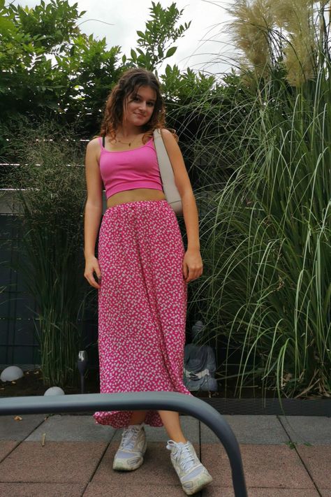 Girl wearing a pink top and a long pink skirt with white details. White sneakers and white bag Long Pink Skirt Outfit, Bag Outfit Aesthetic, White Bag Outfit, Pink Skirt Outfit, Aesthetic Outfit Summer, Long Pink Skirt, Pink Skirt Outfits, Outfit Ideas Aesthetic, Bag Outfit