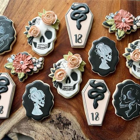 Xiaolu / Lulu (@6bittersweets) • Instagram photos and videos Skull Cookie Decorating, Rip Birthday, Creepy Cookies, Sugar Skull Birthday, Decorative Food, Skull Cookies, Cookies Halloween, Holiday Sugar Cookies, Spooky Chic