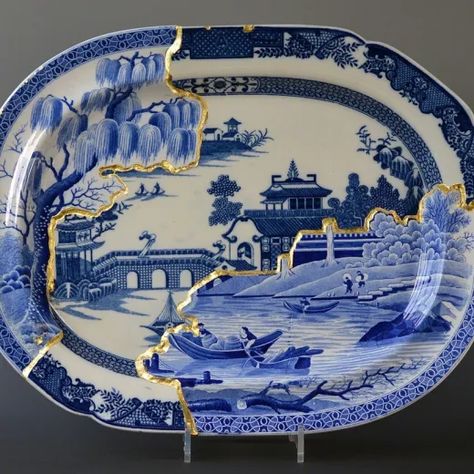 Printed Ceramics, Kintsugi Art, Willow Pattern, Blue Pottery, Blue Willow, China Patterns, Blue China, Japan Art, Contemporary Ceramics