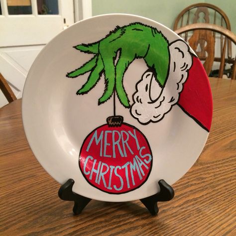 Grinch Plates Diy, Grinch Cookie Plate, Diy Christmas Plates Sharpie, Grinch Christmas Plates, Holiday Plates Diy, Painted Christmas Plates Diy, Christmas Painted Plates, Diy Christmas Plates Paint, Paint Your Own Pottery Christmas