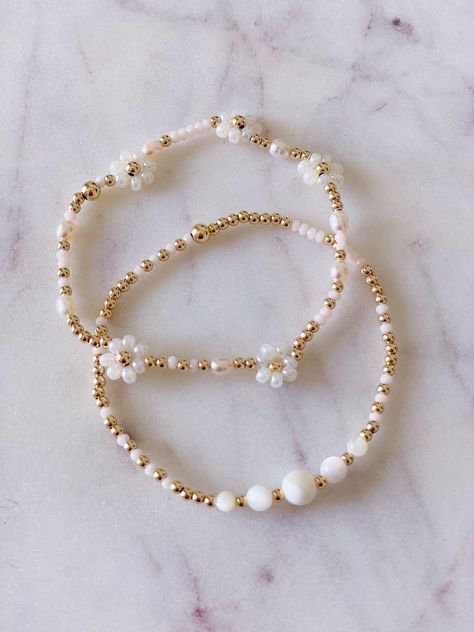 Pearl Friendship Bracelet, Bracelet Photography, Kalung Manik-manik, Anting Manik, Bridal Bracelet Pearl, Jewellery Diy, Diy Armband, Gelang Manik-manik, Bracelet Inspo