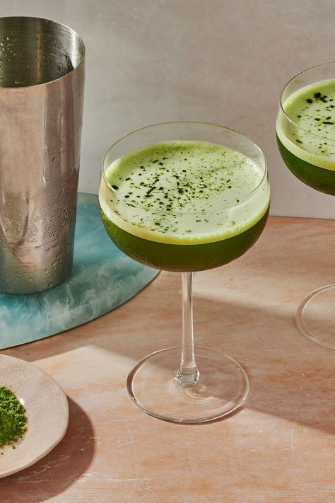 Matcha Martini Recipe, Matcha Cocktail Recipes, Matcha Martini, Hibachi Party, Matcha Cocktail, Creamy Matcha, Green Cocktails, Drink For Summer, Vodka Cocktails Recipes