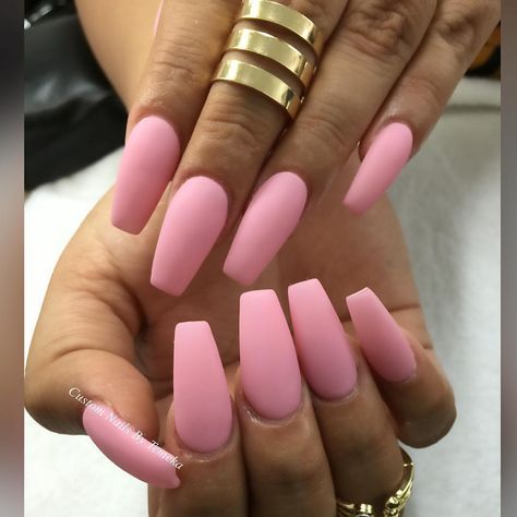 matte pink nails Pink Matte Nails Design, Pink Matte Nails, Matte Gel Nails, Nail Ballerina, Red Matte Nails, Rose Gold Nails Design, Matte Pink Nails, Purple Glitter Nails, Maria Garcia