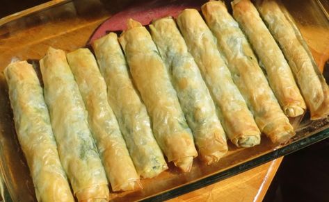 Phyllo Triangle Appetizers, Spanicopita Recipe, Spanakopita Rolls, Spinach Pies, Greek Spinach Pie, Greek Dinners, Pasta Fillo, Spinach Pie, Greek Cooking