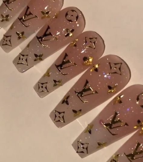 Nail Art Lv Louis Vuitton, Designer Nail Designs Lv, Gold Lv Nails, Louis Vuitton Inspired Nails, Louis V Nails, Lv Nails Designs, Short Louis Vuitton Nails, Lv Inspired Nails, Louis Vuitton Nail Art