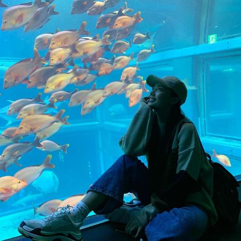 Person In Aquarium, Aquarium Photo Ideas Aesthetic, Aquarium Pictures Ideas, Aquarium Photo Ideas, Aquarium Instagram Pictures, Aquarium Poses, Aquarium Photoshoot, Aquarium Pics, Aquarium Aesthetic