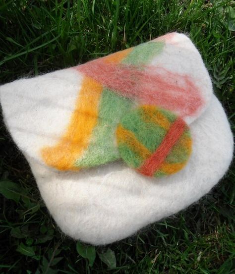 Felted Alpaca, Wet Felting Tutorial, Felt Clutch, Felt Bouquet, Purse Tutorial, Wet Felting Projects, Felting Wool, Needle Felting Kits, Wet Felt