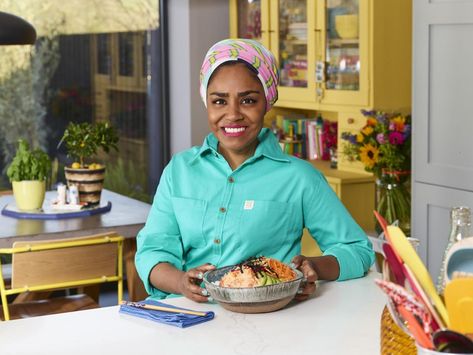 Nadiya Hussain's genius banana skin 'pulled pork' cooking hack Nadiya Bakes, Nadiya Hussain Recipes, Colourful Apartment, Chocoflan Recipe, Nadia Hussain, Cooking Bananas, Nadiya Hussain, Light Diet, Colourful Kitchen