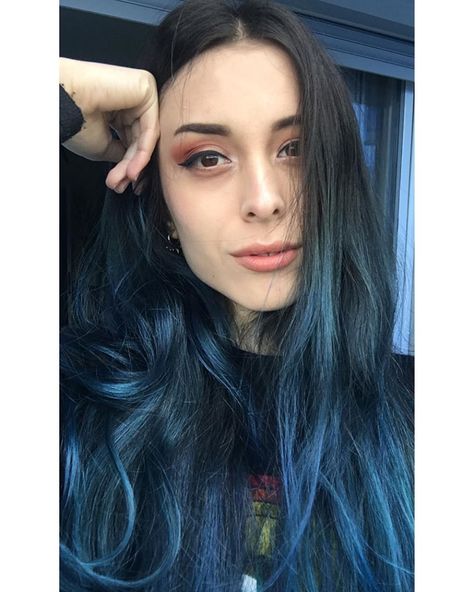 @rosegoldsmakeup on Instagram: “Hikayede kalmasın 😇 Manic Panic  After Midnight x Shocking Blue #rosegoldsmakeup #makeup #dailymakeup #lipstick #eyeshadow #manicpanic…” Hairstyles Winter, Shocking Blue, Long Hairdos, Lipstick Eyeshadow, Simple Bridesmaid Hair, Hairstyle Bun, Hairstyles Curls, Hairstyles Messy, Hairstyles Hoco