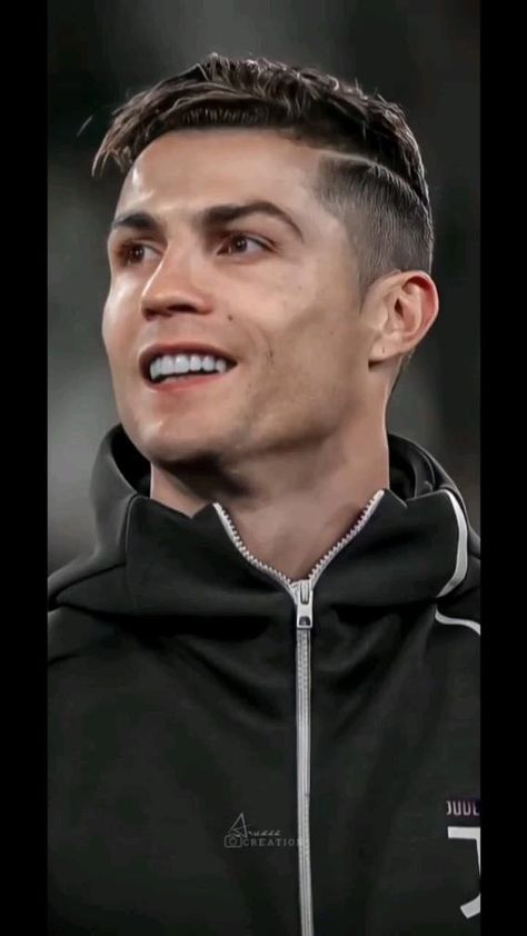 Ronaldo Status, Ronaldo Birthday, Football Funny Moments, Football Clips, Future Rapper, Ronaldo Goals, Ncaa Football Teams, Cristiano Ronaldo Video, Ronaldo Quotes