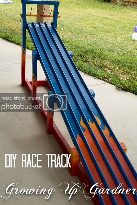 Growing Up Gardner: DIY Race Track Tutorial Diy Race Track, Diy Car Ramps, Outdoor Ramp, Preschool Playground, Hotwheels Birthday Party, Race Car Track, Car Birthday Party, Diy Monsters, Hot Wheels Party