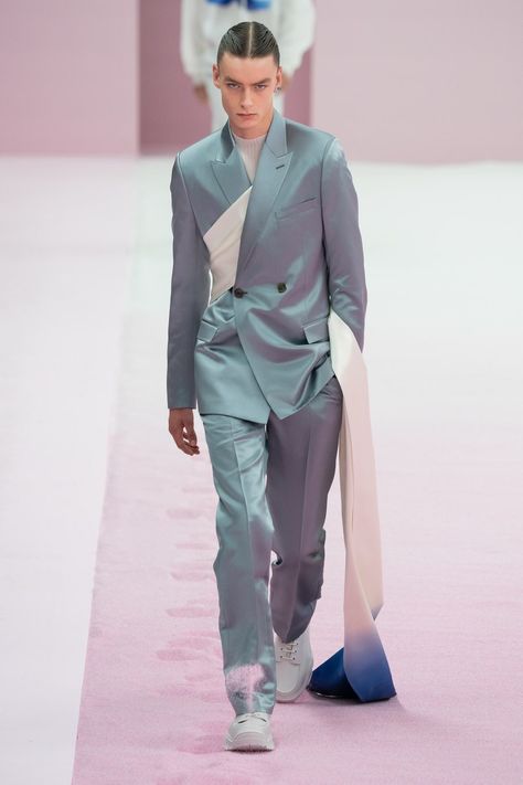 Dior Men Spring 2020 Menswear collection, runway looks, beauty, models, and reviews. Dior Men, Mens Spring Fashion, Men Spring, Male Fashion Trends, Mens Fashion Week, Red Queen, Menswear Collection, Running Tops, Mens Spring